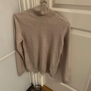 Hugo boss - Säljer min Hugo boss musso-p Storlek s men passar xs  Skick 9/10  Nypris ligger runt 1700