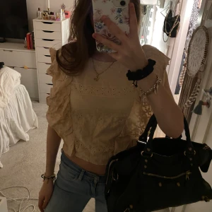 Volangtopp - Jättesöt volangtopp i korallfärg🤍