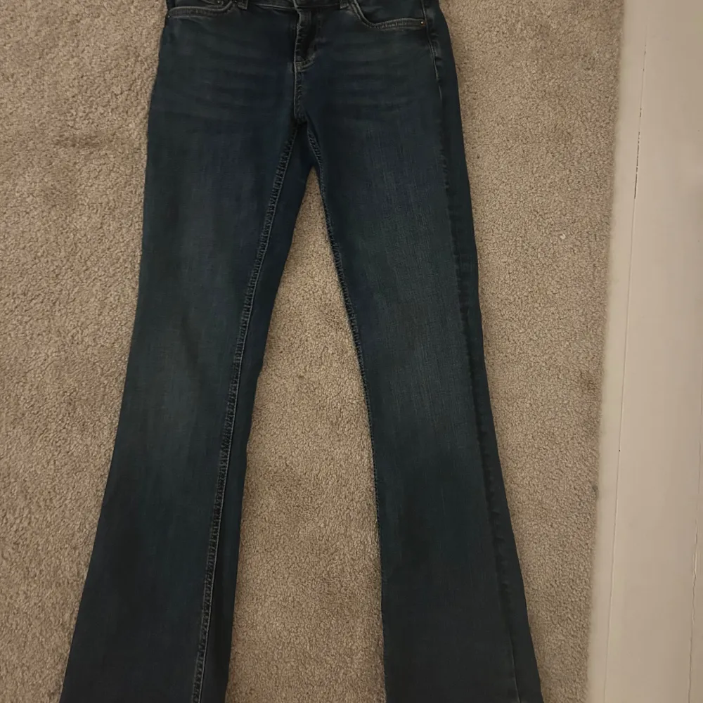 Lågmidjade jeans från Zara. Säljes då jag tyvärr växt ur dom, sparsamt använda! Inga defekter eller skador, storlek 36 men sitter som en 34 💕Bootcut modellen 🎀. Jeans & Byxor.