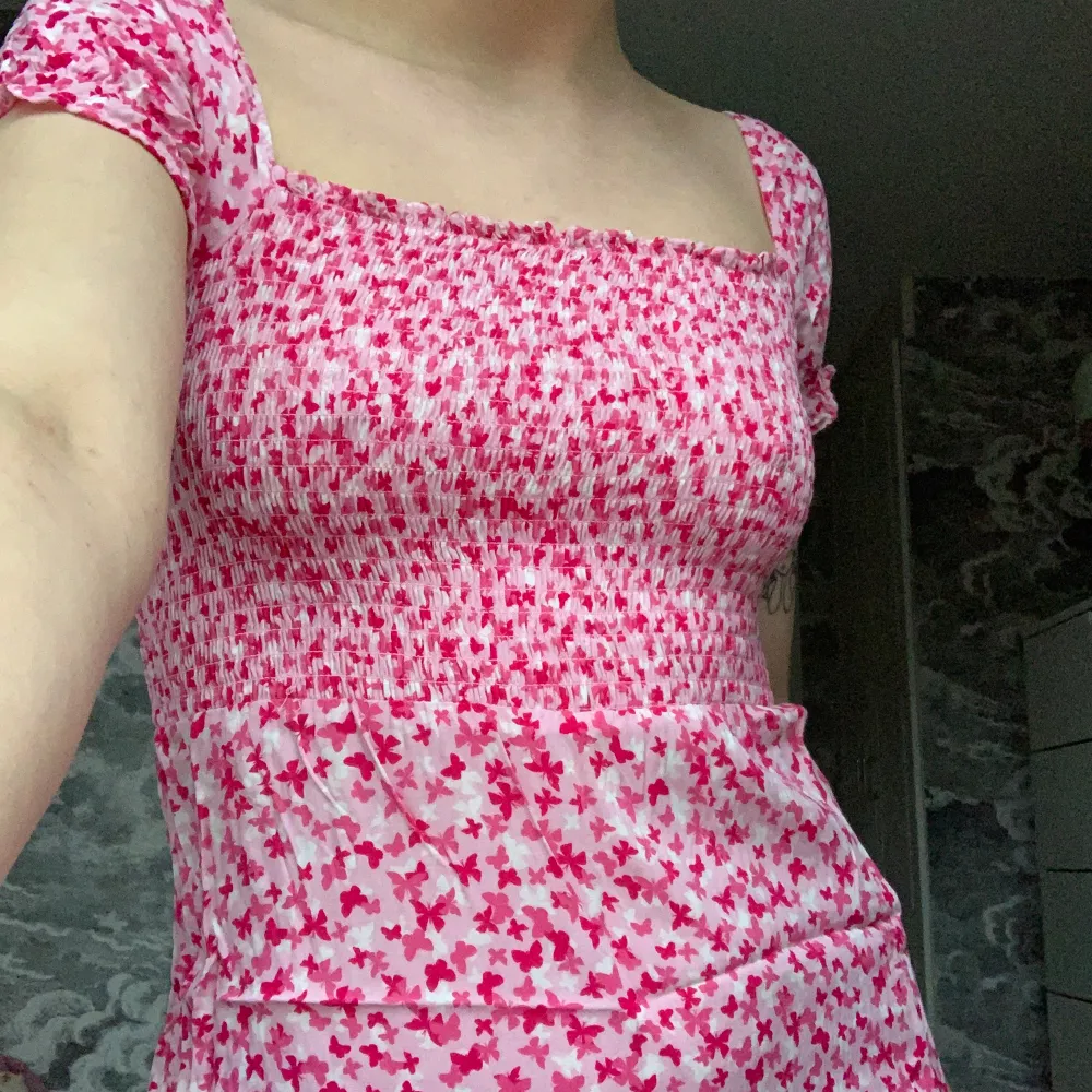 Rosa klänning med fjärilar på💗. Klänningar.