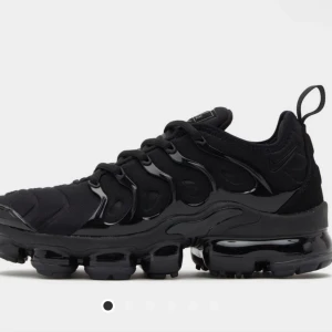 Vapor Max - Vapor Max i jätte bra skick. Endast använd max 3 gånger🖤 pris kan diskuteras 