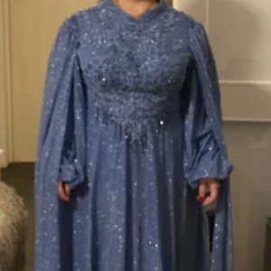 Fest klänning - Fin festklänning använd endadt 1 gång på bröllop