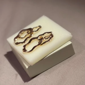 Guldiga tjocka Stockholmstils örhängen! - -Guldiga tjocka Stockholmstils örhängen ! -Priset går att diskutera såklart 💕! -Har haft på mig dom 3 gånger (inkluderar när jag tog kort) ! -Som nya! - kommer vara rengjorda när de skickas !  - Passar bra till alla färger !   💕💕 