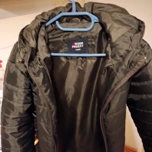 Helt nya jacka alldrig använd str large - Helt ny., fin grön färg och märket är denim projekt. Nypris 400 nu 200