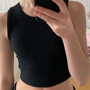 Svart topp - Bra skick, aldrig använd, köpt i Tyskland, säljer för att jag aldrig använder den