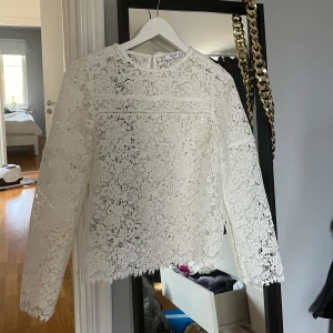 Spets tröja - Säljer min jättefina spetströja från Mango då den inte kommer till användning.
