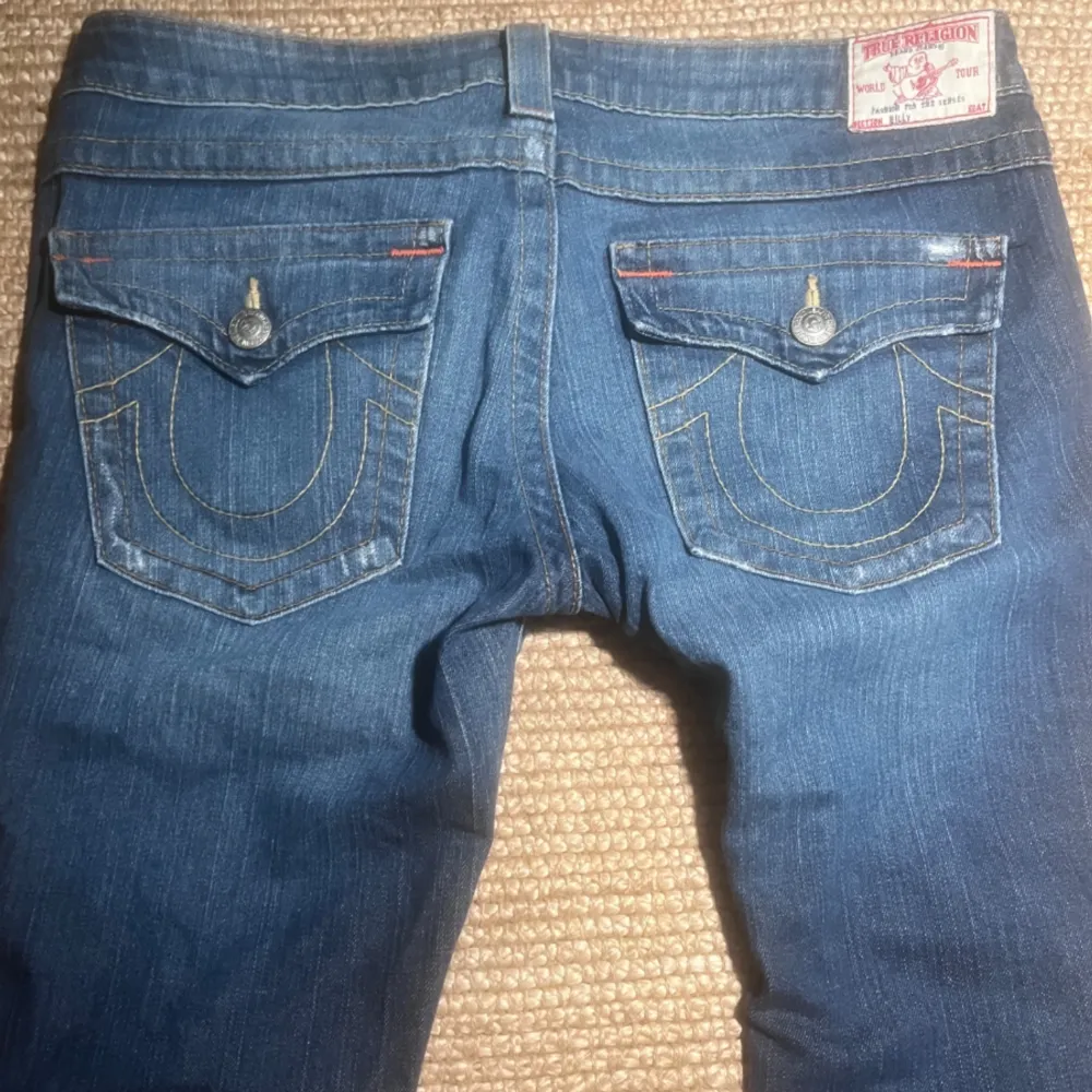 Snygga bootcut low Waisted jeans, True religion.  Strl 38! Super snygga.  Har ett klipp där nere några cm för att sitta bättre vid skorna. Går super lätt att sy tillbaka.. Jeans & Byxor.