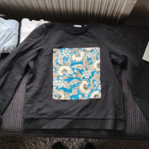 sweatshirt  - Liten i storlek. 