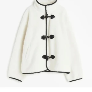 Teddyjacka - Säljer denna papulära teddyjacka ifrån H&M!  Den är i storlek L men passar mig som vanligtvis har S i jackor! Tycker bara att den sitter snyggt oversize🫶🏼🫶🏼