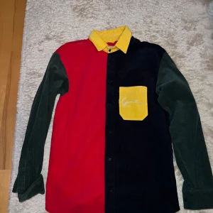 Karl Kani Skjorta  - Säljer en knappt använd Karl Kani skjorta som är flerfärgad och av lite tjockare marerial Storleken är S på skjortan. Skriv för fler frågor eller bilder!