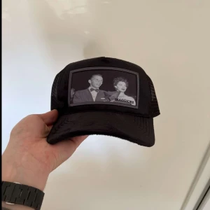 Maggiore keps - Helt svart Maggiore keps i ny skick. Helt oanvändbar och box medföljer ej, då den är slängd