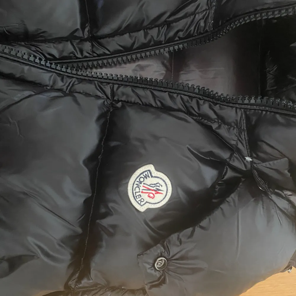 Hej! Jag säljer en moncler vest med bästa kvalite och helt ny. ☺️  Nfc tag funkar på den.    Om du är intresserad så finns den i Växjö eller kan fraktas. ✅ . Jackor.