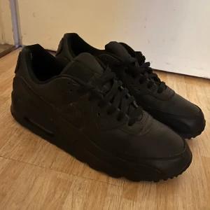 Air Max 90 leather black - Säljer mina air max 90 då de inte kommer till användning. Bra skick storlek 46 och skorna tvättas innan köp.