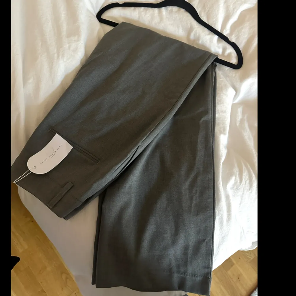 Helt nya ”Straight Pants Grey” från Sanne Alexandra, storlek 34. Ordinarie pris 795kr🤍. Jeans & Byxor.
