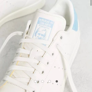 Jätte fina stan smith - Jätte fina stan Smith i blå( jag har inte använt de så många gånger)ifall du vill köpa tryck på köp nu eller skriv ifall du undrar något😊