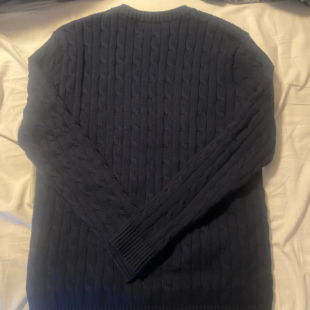 Säljer denna Ralph lauren knitted sweater. Använd 1 gång och då haft skjorta under. Passar jättebra!. Hoodies.