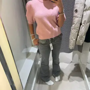 Säljer denna rosa tröja ( endast tröjan ) pga ingen användning, skriv vid intresse, möts gärna upp💞 