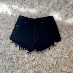 Jeansshorts   - Svarta levi’s shorts. Säljes då dom är för stora för mig. Osäker på storlek men passar någon som har M. 