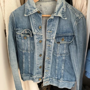 Lee jeansjacka  - Jeansjacka från Lee, super fin till våren