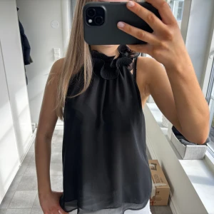 Halterneck topp - Säljer denna sjukt snygga toppen från Zara. Storlek XS, men passar S💕pris kan diskuteras 
