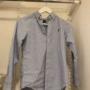 Hej jag säljer denna Ralph Lauren skjortan för 399kr Nyskick och har inga hål eller fläckar. Skriv till mig om ni skulle vara intresserad eller om ni har några andra frågor.