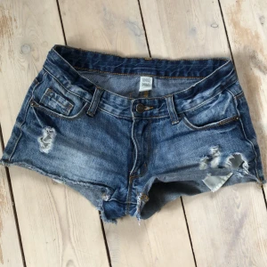 jeansshorts - säljer dessa jeansshorts som tyvärr blivit försmå. supersnygga och lågmidjade❤️