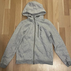 Sail Racing Zip Hoodie - Säljer denna då den ej använda längre. Den är i bra skick inga defekter.  Pris sänks vid snabb affär