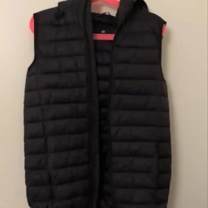 H&M Väst - Svart H&M Väst. Storlek L/M. Bra skick inga synliga skador. Kontakta mig för mer information eller bilder!😊✌️