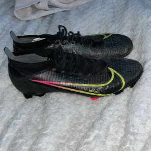 Nike mercural  - Nike mercurial, väldigt sparsamt använda har haft dom som grässkor men kom ej så ofta till användning då vi mest spelar på konstgräs 👍