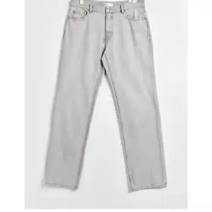 Gråa low waist straight petite jeans från Gina, väldigt bra skick men säljer då jag behöver pengar köptes för 499kr skriv privat för fler bilder🫶🏻