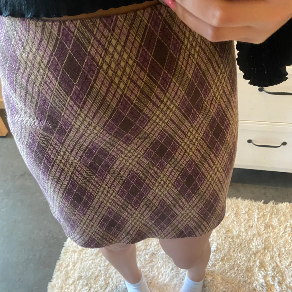 Mönstrad kjol i jättefint skick från Hennes Collection i storlek S. För referens är jag 165cm. Ganska tjock och varm kjol, så funkar bra på vinter/höst/vår . Kjolar.