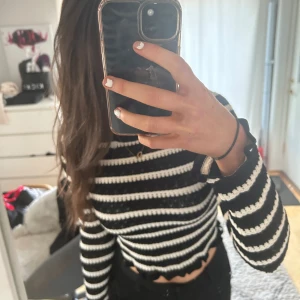 Randig virkad tröja  - Jag säljer denna randiga virkade tröja från Zara då den inte längre kommer till användning. Det är en storlek M men skulle säga att den är lite liten i storleken. Bara använd enstaka gånger💖
