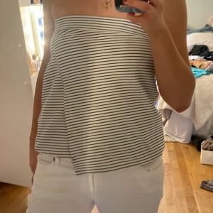 Topp - Jättefin randig topp som också kan användas som kjol, bra skick som tyvärr inte kommer till användning💓