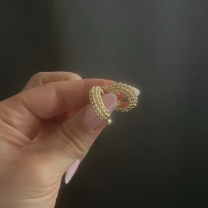 Guld örhängen  - Ett par små fina örhängen som passar till allt❤️