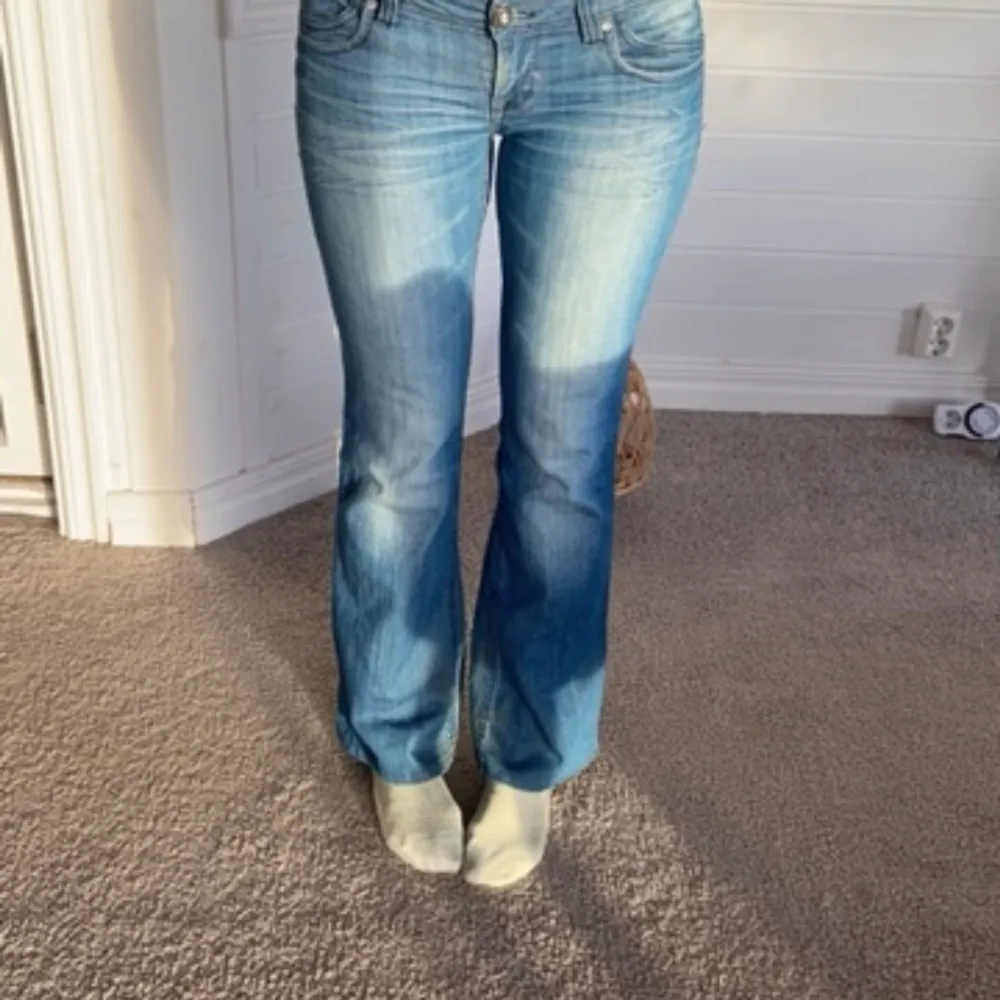 Supersnygga låg midjade jeans i st 36, säljer pga de inte passar mig, är som nya. Pris kan absolut diskuteras. Jeans & Byxor.
