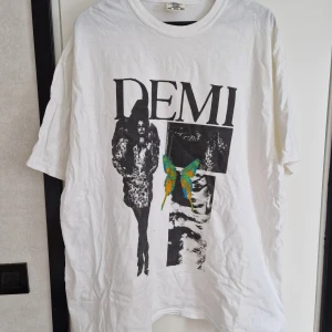 Demi Lovato merch - (LIGGER UPPE PÅ ANDRA SIDOR)  Storlek: XXL Märke: Demi Lovato Anmärkningar: Kan ej hitta något  Demi Lovato - Dancing with the devil, the art of starting over. Officiell merch, inköpt från hennes online shop. Använd 1-2 gånger.