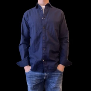 Essentials skjorta - Säljer nu denna essentials skjorta i fint skick, den är i storlek S. Sitter jätte fint. Om du har några frågor är det bara att skriva!