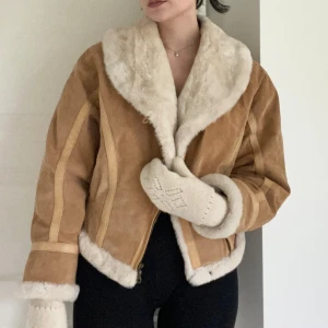 Vintage mockajacka 🤎 - Drömmigaste vinterjackan 😍 Jackan är vintage i 100% äkta läder som är i mockastuk. Pälsen tror jag är fejk. Storlek S men sitter mer som en M. Går att stängas med dragkedja och knappar. 2 fickor på sidorna.