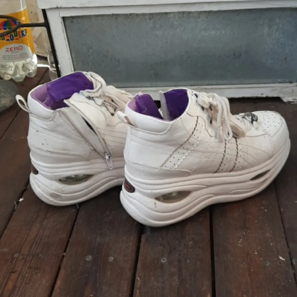 Vita platå skor med lila innerdel  Köpta i japan. Skor.