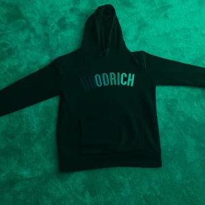 Hoodrich kraze hoodie - Hej, jag säljer denna hoodrich hoodien som är så gott som ny. Den är köp på Jd sports för 800kr och jag säljer den pga att den inte kom till någon användning för mig. Inga fläckar eller hål och är i superbra skick! Färg: mörkblå.