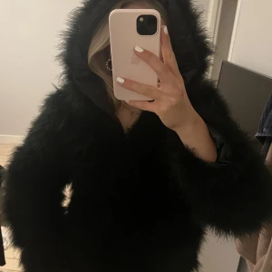 Pelsjacka/fjäderjacka  - En skit snygg pels/fjäder jacka som är i jötte bra skik med luva och knappar