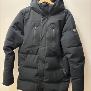 Sailracing vinterjacka - Säljer denna feta sailracing jackan. Lite blekt och en liten skråma på armen men annars inget. Jackan är i högsta kvalite och nypris ligger över 7000kr. Jackan är snö och regn tät så gortex material. 