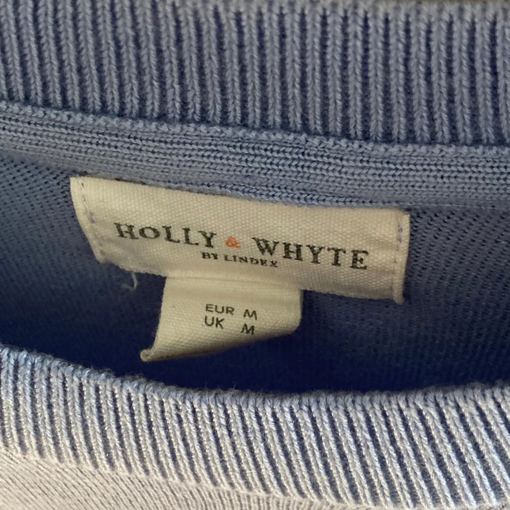 Ljusblå stickad tröja från hollywhite. Nypris 449 kr, säljer för 200 kr. Använd antal gånger men inga tydliga defekter. Har du frågor eller intresserad kontakta mig privat 💗. Stickat.