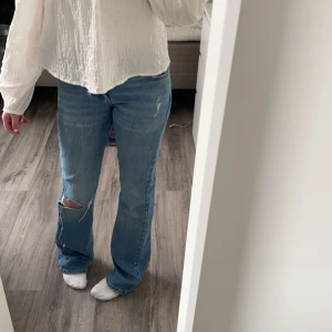 Jeans - Säljer dessa superfina jeans, eftersom de är för små för mig. De är från Gina Tricot och är i storleken 32. De är i bra skick, förutom att de är slitna vid hälarna. Köparen står för frakten, och kontakta vid frågor!! 💓💓