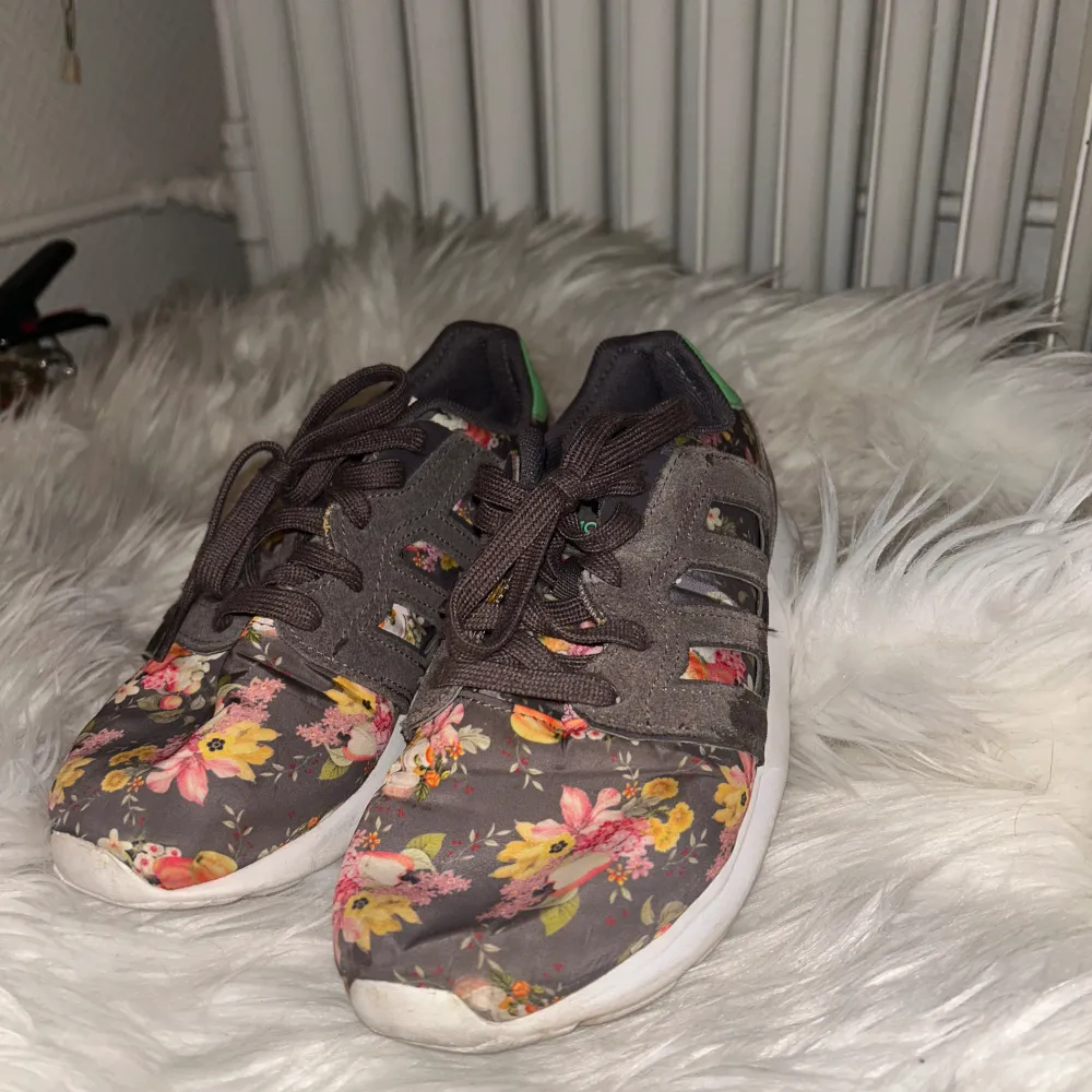 Summer edition adidas skor, perfekt till vår/sommaren. Både ute och inomhus skor. Super snygga och bekväma . Kengät.