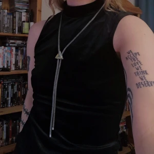 Bolo tie silver - Western-slips, traditionellt buren med skjorta men är ju fin till annat med. Köpte second hand så vet ej märke. 