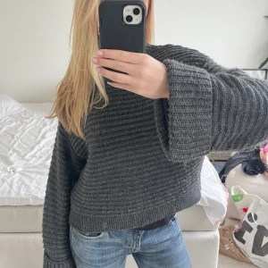 Grå stickad tröja💕 - Knappt använd, säljer då den inte används❤️
