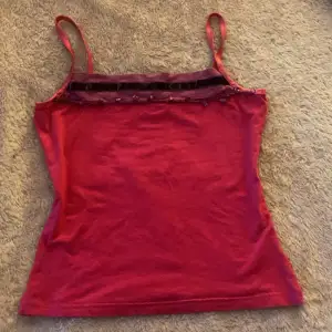 Säljer detta fina mörk rosa linne då den inte kommer till användning.💞Storleken står på lappen❤️