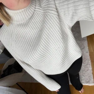 Stickad tröja - Superfin stickad tröja med hög hals. Köparen står för frakten! 