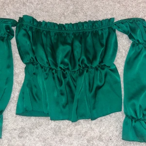 Off shoulder blus  - Väldigt skön och bekväm blus i färgen grön, passar alla passformer S,M,L,XL